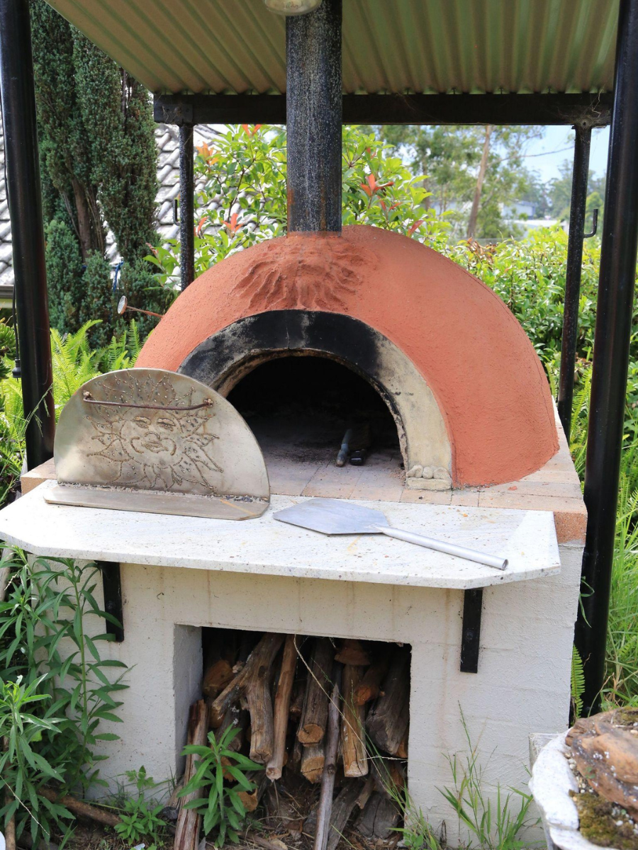 Cement pizza oven with stainless cover