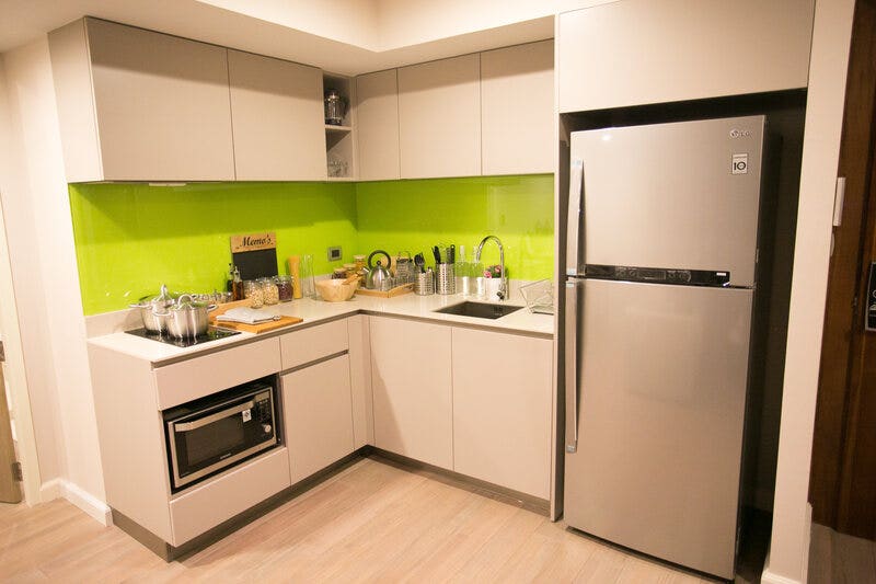 White kitchen with lime green backsplash