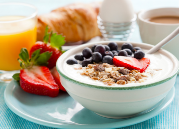 How many calories should I eat per meal to lose weight? - Breakfast of Strawberries, Yogurt, and Granola