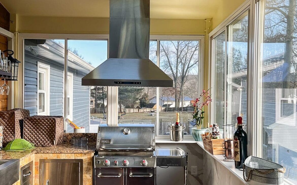 Proline Range Hoods - outdoor kitchen with and outdoor hood - prolinerangehiids.com